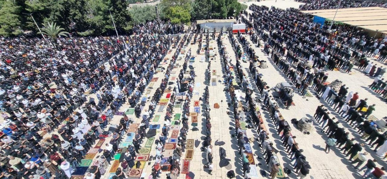 ربع مليون مصلٍ أدوا صلاة الجمعة في المسجد الأقصى المبارك 22.jpg