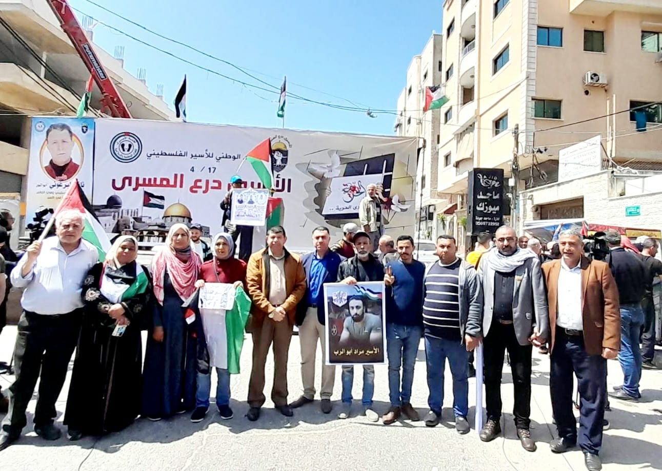 التجمع الفلسطيني للوطن والشتات يشارك في وقفة إسناد وتضامن مع الأسرى بمناسبة يوم الأسير في غزة1.jpg