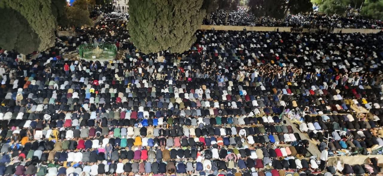 أكثر من ربع مليون أدوا صلاتي العشاء والتراويح في المسجد الأقصى لليلة الـ27 من رمضان 2.jpg