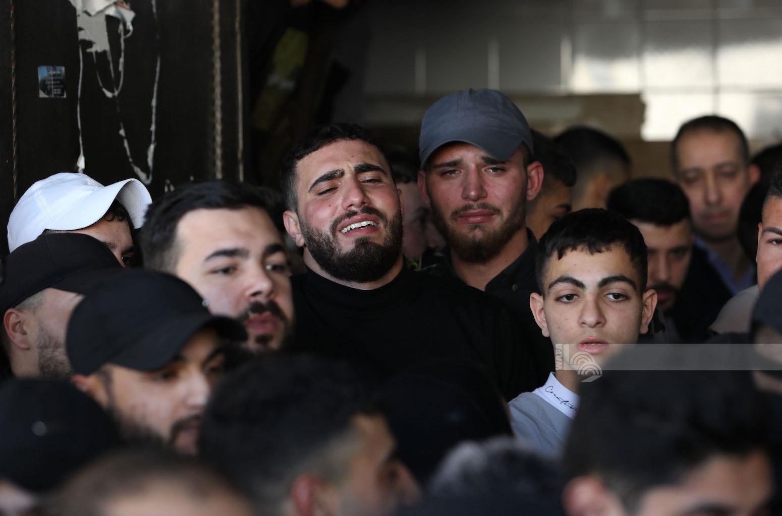 أقارب الشهيد محمد ابوبكر خلال القاء نظرة الوداع على جثمانه في مستشفى رفيديا بنابلس.jpg