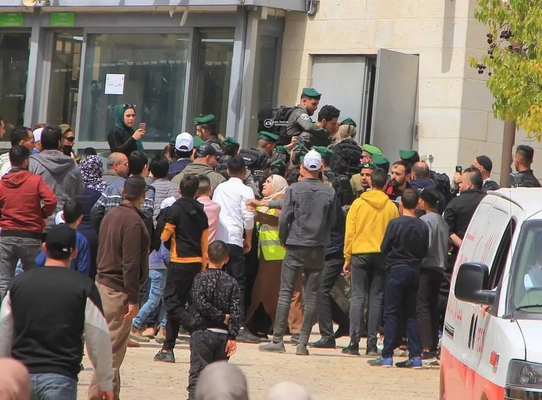 جنود الاحتلال يعتدون بالضرب على شبان وينكلون بهم ويعتقلون أحدهم على أبواب المسجد الإبراهيمي في الخليل. ث.jpg