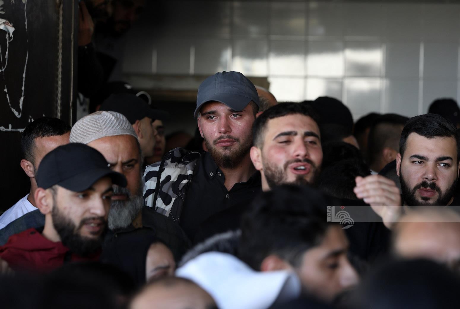 أقارب الشهيد محمد ابوبكر خلال القاء نظرة الوداع على جثمانه في مستشفى رفيديا بنابلس 1.jpg