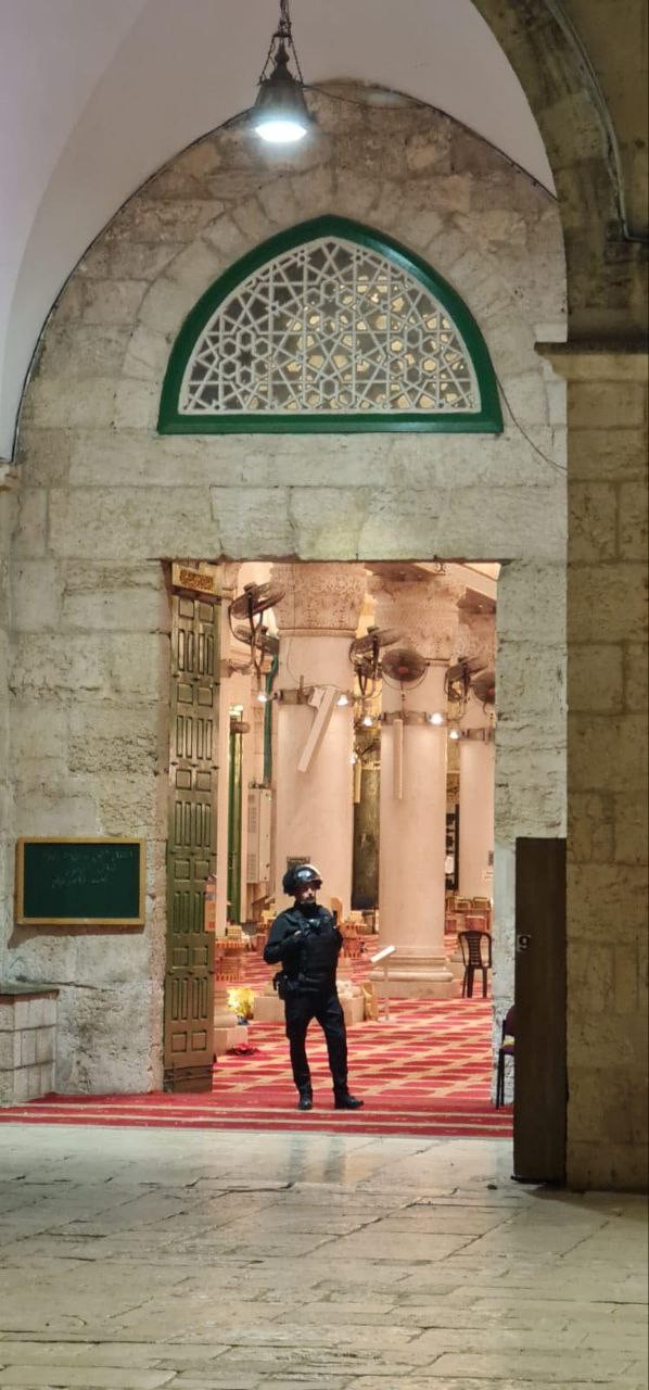 انتشار قوات الاحتلال داخل المسجد الأقصى بعد طرد المعتكفين منه بالقوة..jpg