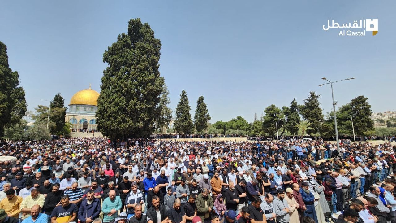 آلاف المصلين أدوا صلاة الجمعة الثالثة من رمضان في المسجد الأقصى المبارك 54.jpg