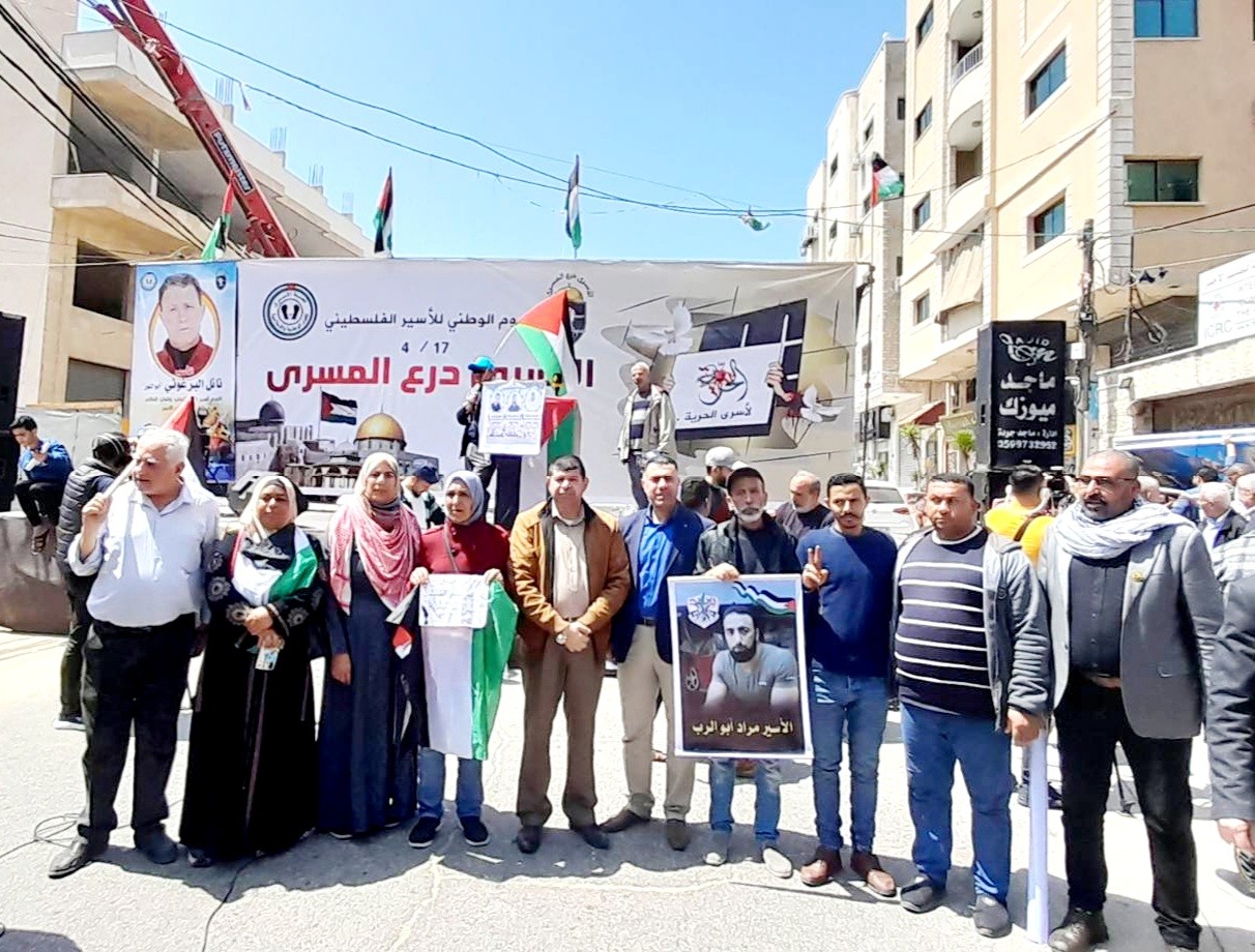 التجمع الفلسطيني للوطن والشتات يشارك في وقفة إسناد وتضامن مع الأسرى بمناسبة يوم الأسير في غزة 5.jpg
