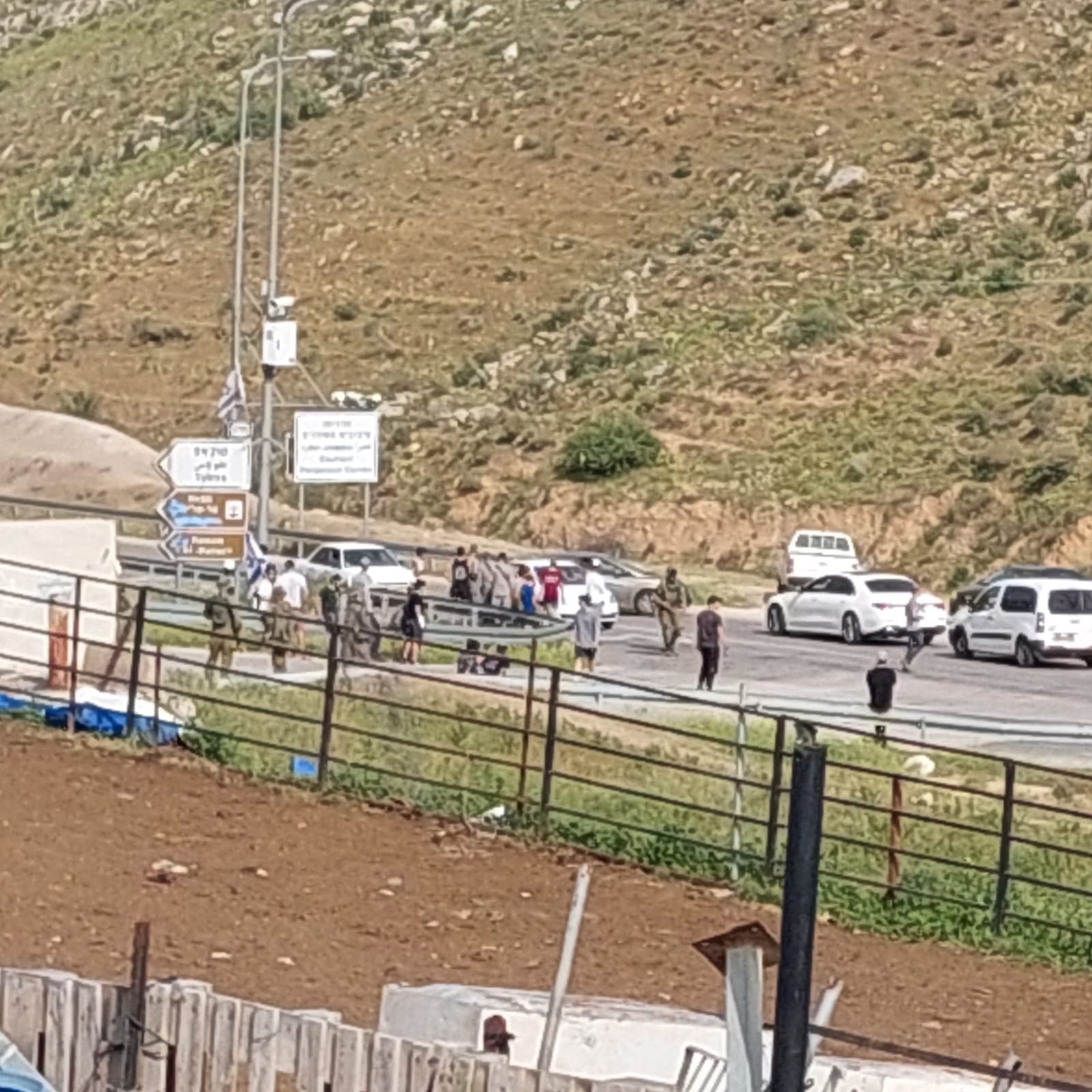 مستوطنون يحتشدون على عدة مفارق بالأغوار الشمالية ويعتدون على مركبات المواطنين.jpg