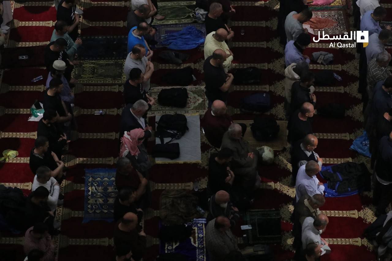 حشود المصلين في المسجد الأقصى إحياء لليلة الـ27  من رمضان 5ص.jpg
