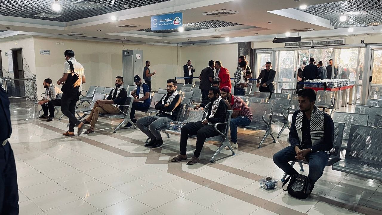 وصول المواطنين والطلاب الفلسطينيين العائدين من دولة السودان عبر معبر رفح.jpg