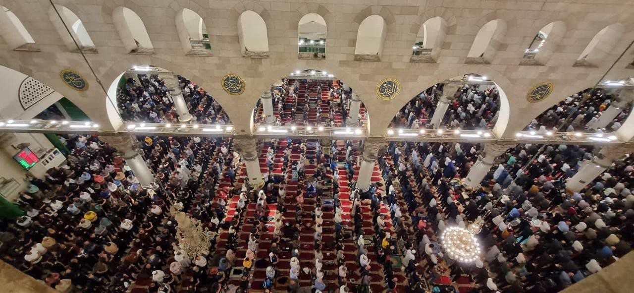 أكثر من ربع مليون أدوا صلاتي العشاء والتراويح في المسجد الأقصى لليلة الـ27 من رمضان 5.jpg