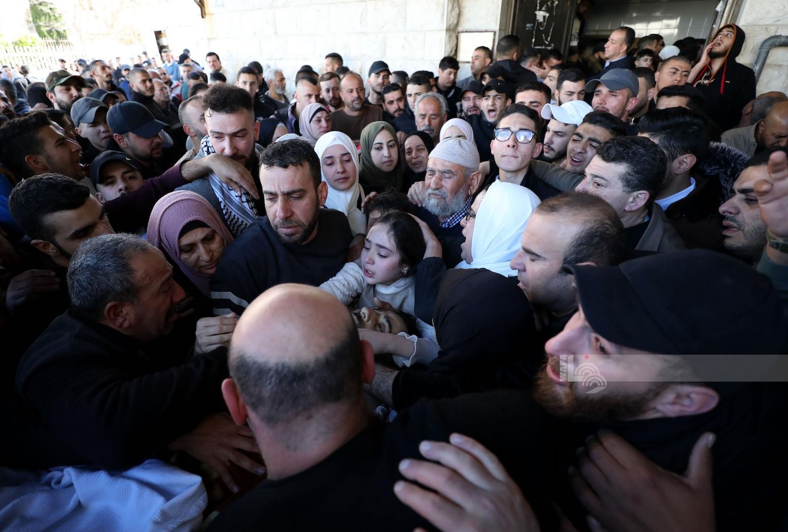 أقارب الشهيد محمد ابوبكر خلال القاء نظرة الوداع على جثمانه في مستشفى رفيديا بنابلس 2.jpg