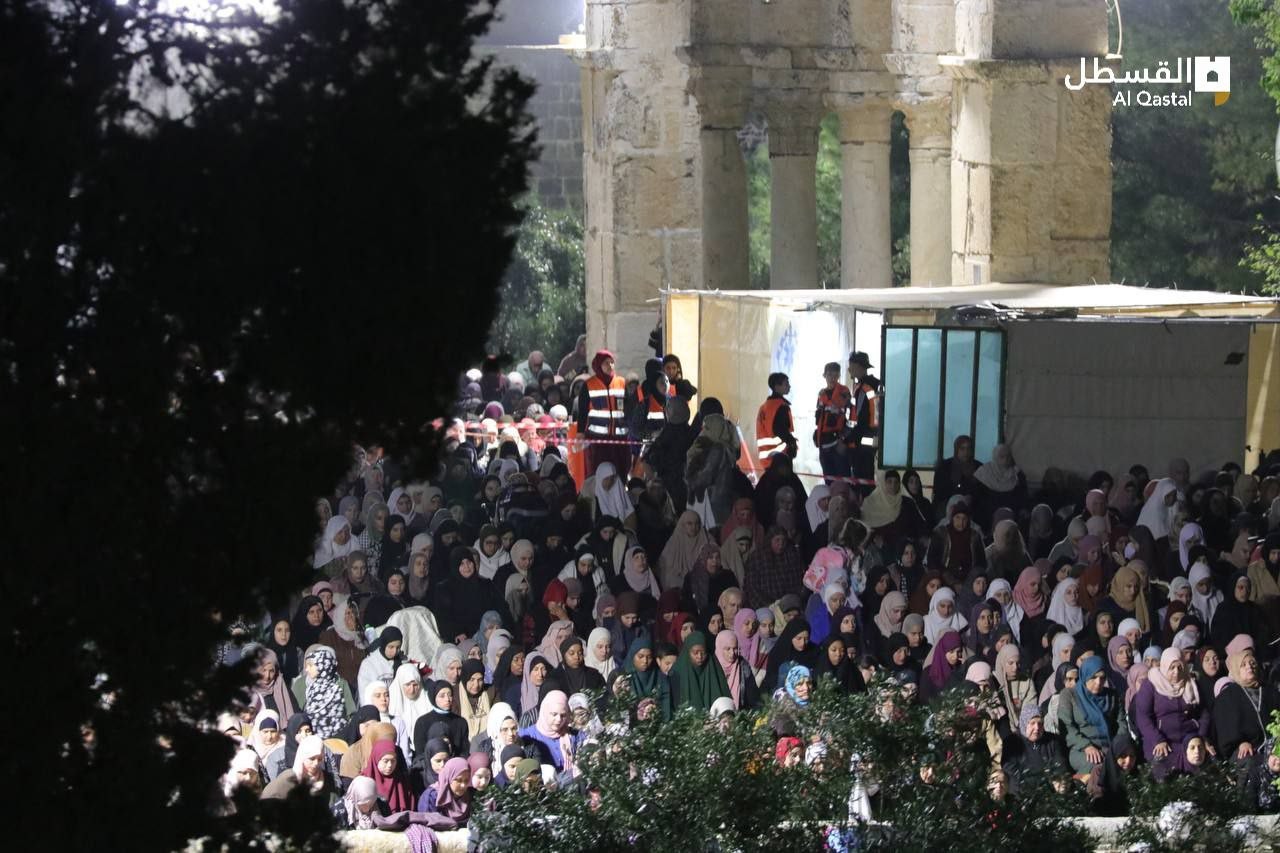 حشود المصلين في المسجد الأقصى إحياء لليلة الـ27  من رمضان 22.jpg