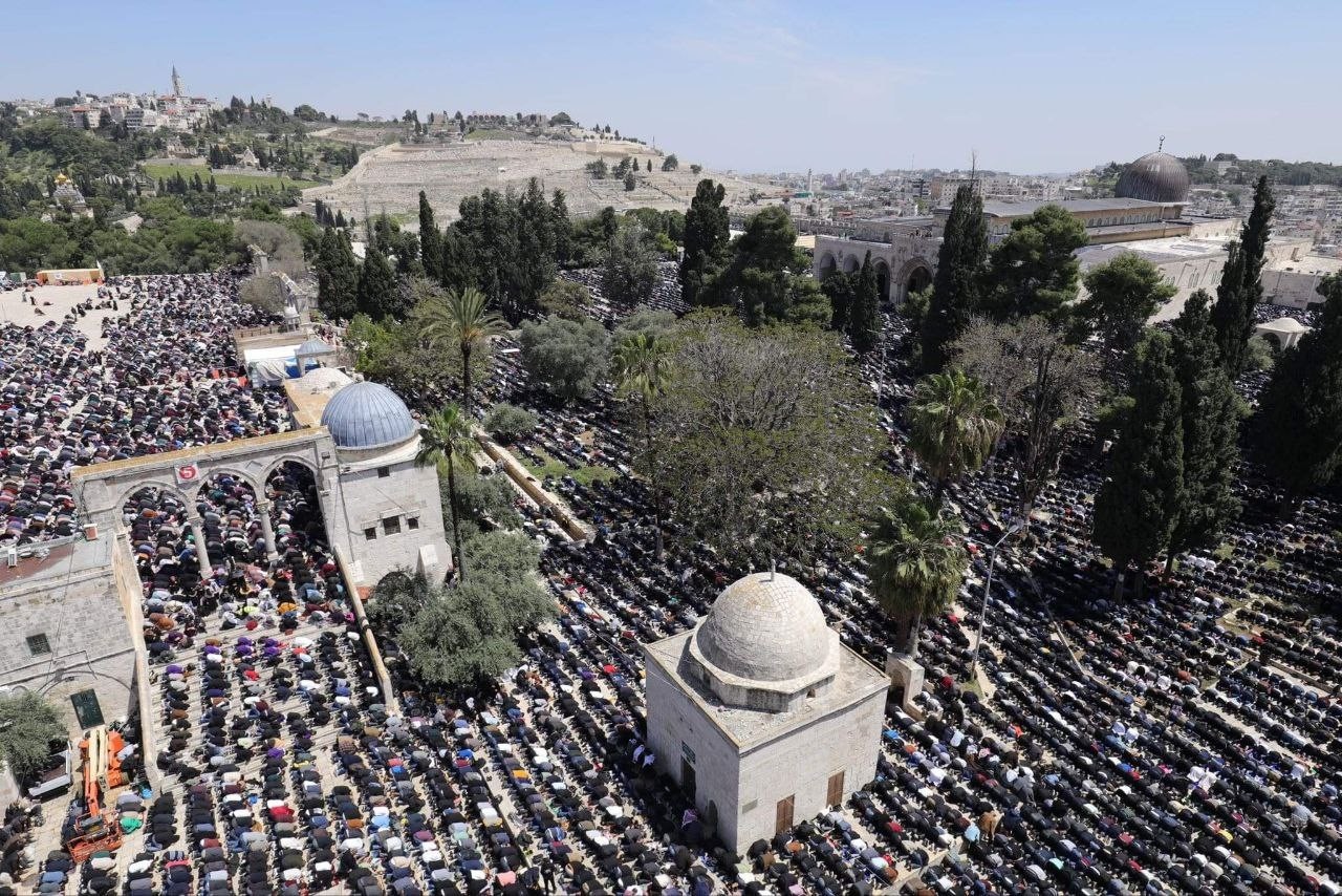 ربع مليون مصلٍ أدوا صلاة الجمعة في المسجد الأقصى المبارك 2.jpg