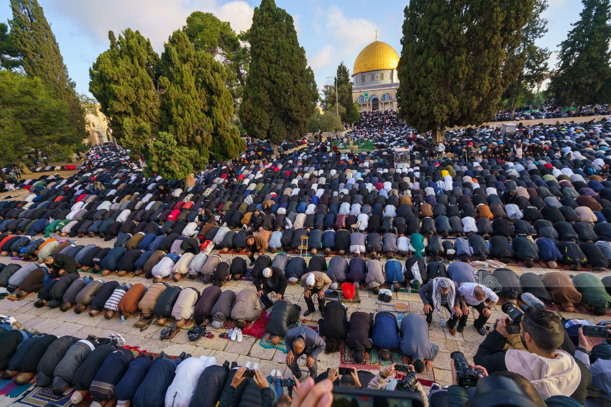 آلاف المصلين يؤدون صلاة العيد في المسجد الأقصى المبارك 17.jpg