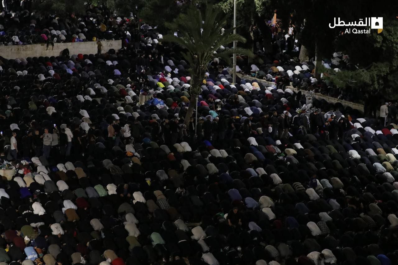 حشود المصلين في المسجد الأقصى إحياء لليلة الـ27  من رمضان 44.jpg