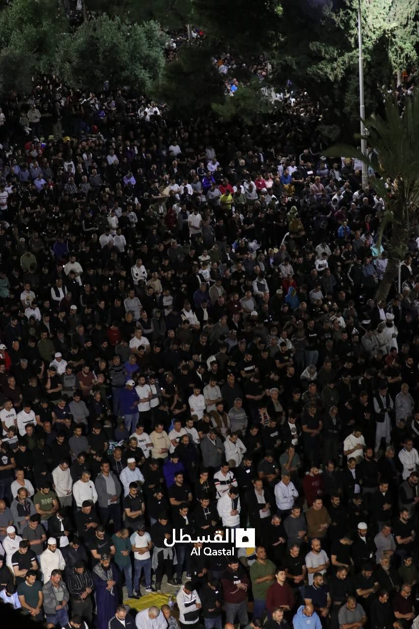 حشود المصلين في المسجد الأقصى إحياء لليلة الـ27  من رمضان 5.jpg