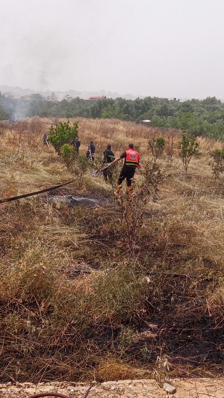 المدني يسيطر على حريق طال مساحات من الأراضي وخلايا نحل في بيت حانون شمال قطاع غزة 5.jpg