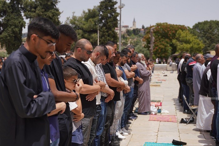 مواطنون يؤدون صلاة الجمعة في رحاب المسجد الأقصى المبارك (وفا) 1.jfif