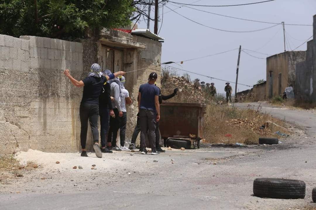 من المواجهات التي اندلعت بين الشبان وقوات الاحتلال في قرية كفر قدوم شرق قلقيلية