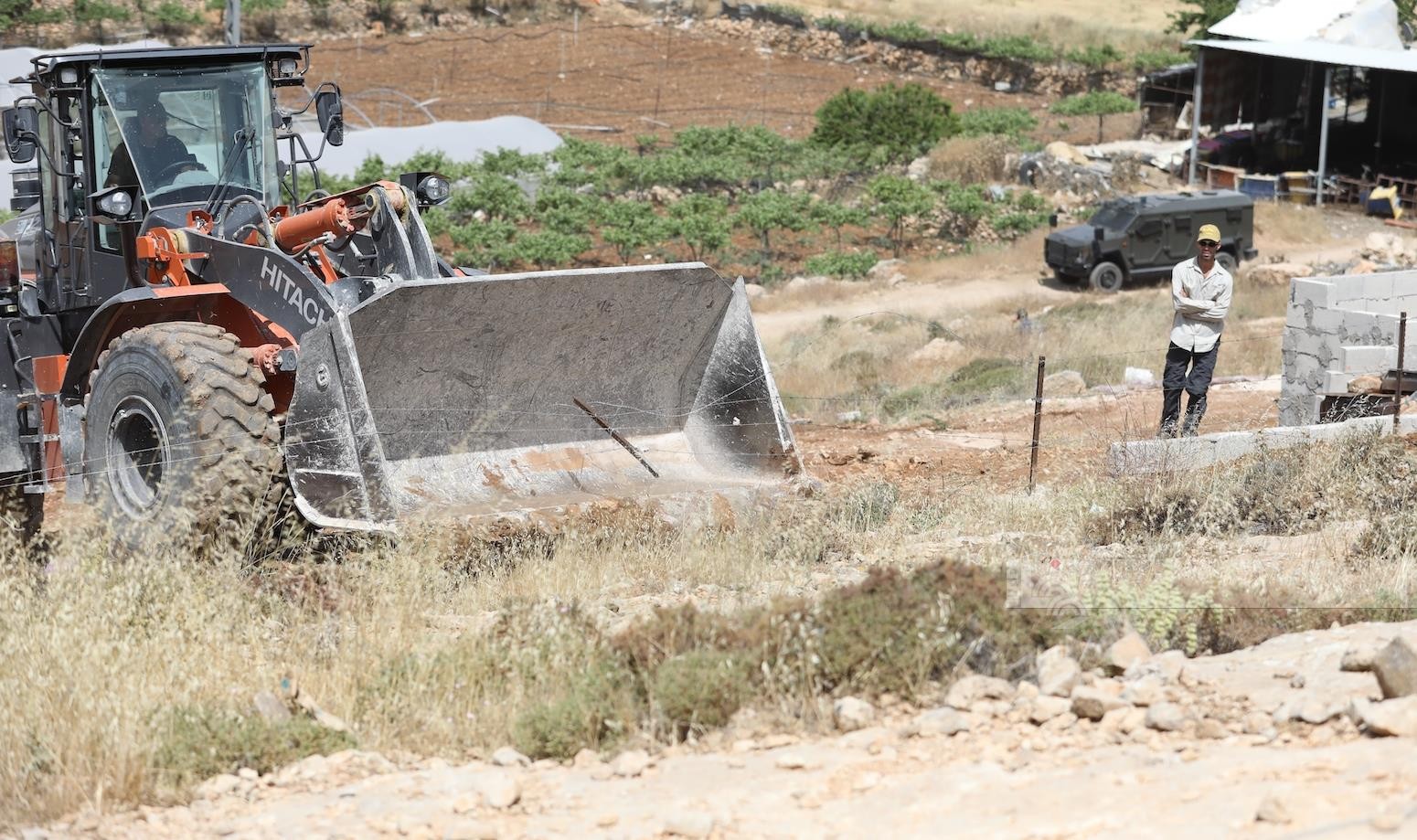 قوات الاحتلال الاسرائيلي، تهدم منشآت زراعية شرق مدينة الخليل 4.jpg
