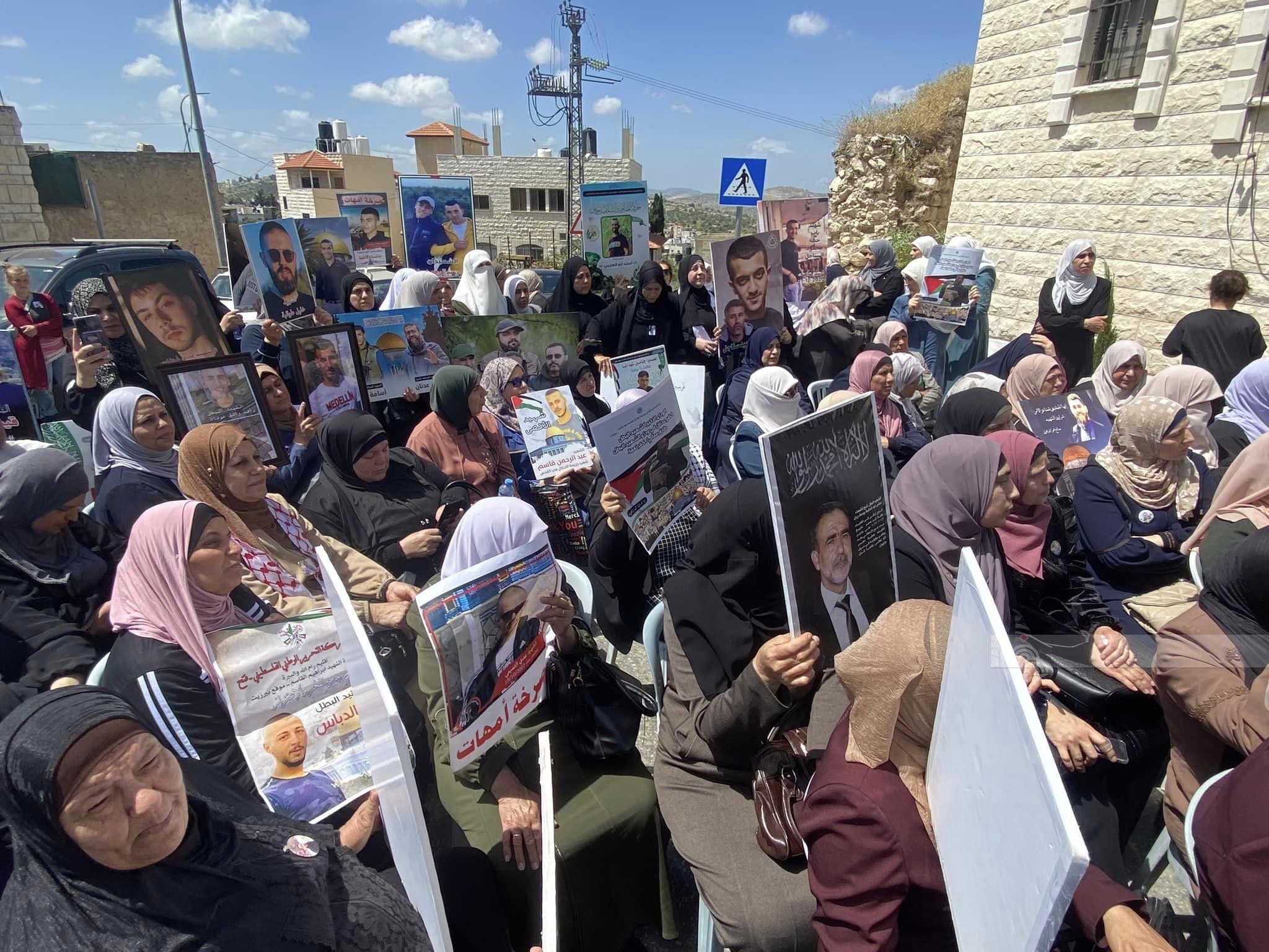 وقفة في عرابة جنوب جنين امام منزل الشهيد الاسير خضر عدنان للمطالبة بتسليم جثمانه وجثامين الشهداء 9.jpg