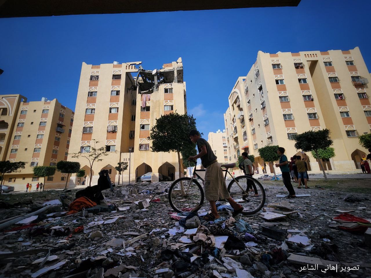 دمار كبير يخلفه القصف الإسرائيلي على شقة سكنية في مدينة حمد القطرية بخانيونس 83.jpg