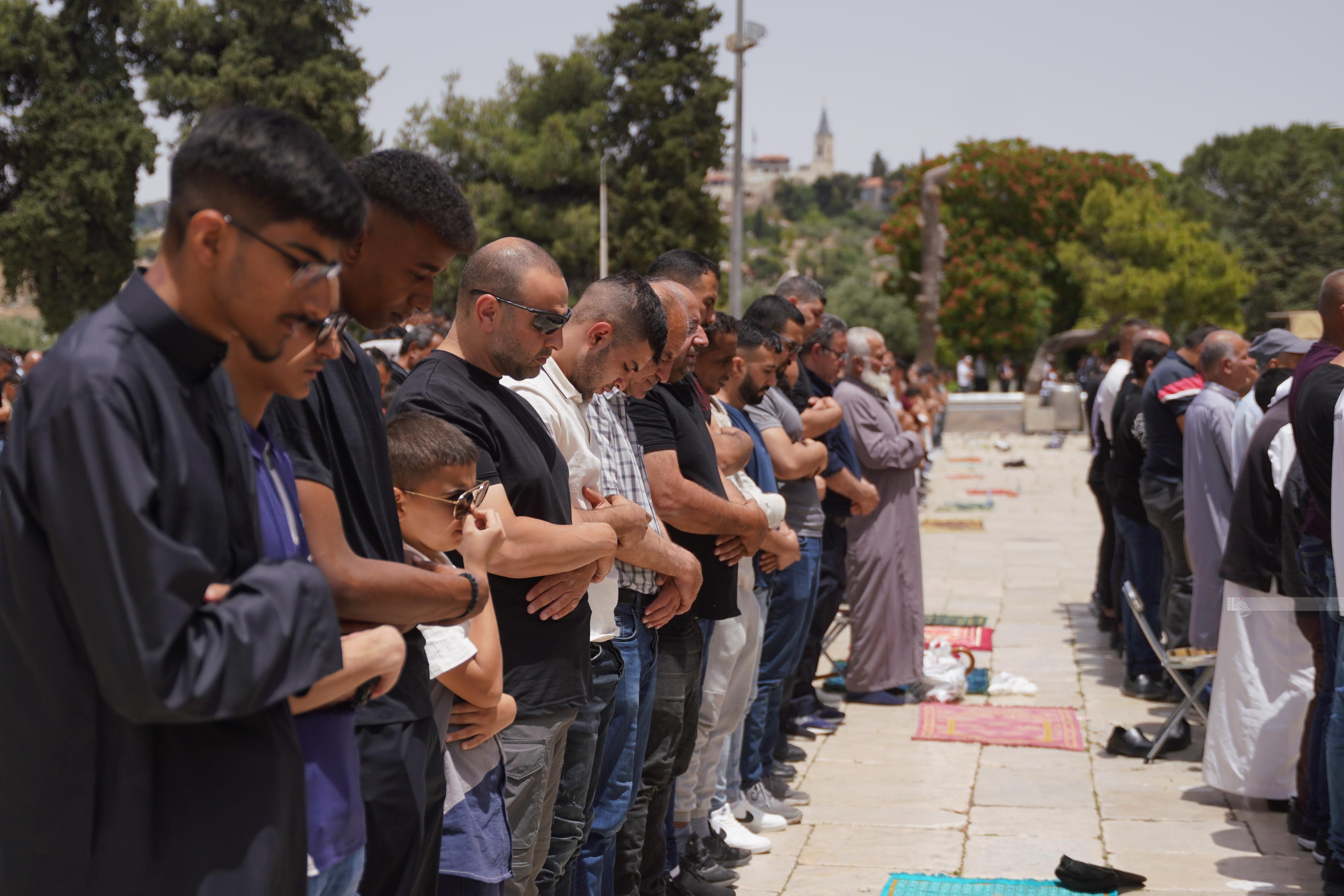 مواطنون يؤدون صلاة الجمعة في رحاب المسجد الأقصى المبارك (وفا) 7.jpg