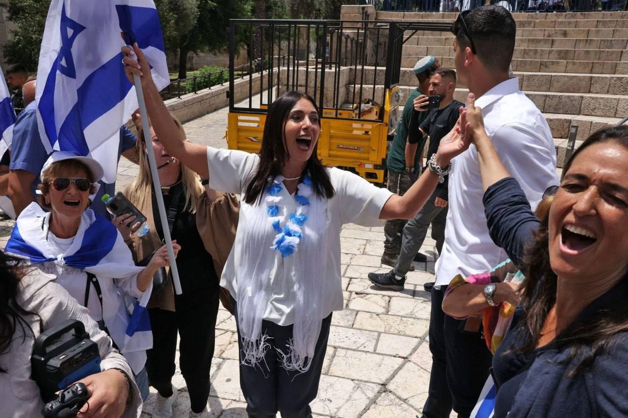 زيرة مواصلات الاحتلال ميري ريغيف ترفع علم الاحتلال أمام باب العامود في القدس.jpg