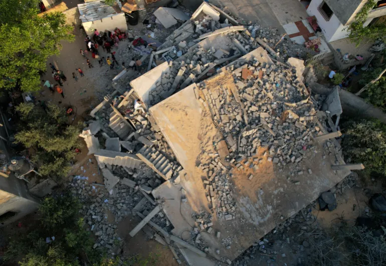 مشهد من أعلى لبقايا المبنى الذي كان يضم الأشقاء الفلسطينيين قبل أن يقصفه الاحتلال الإسرائيلي رويترز).webp