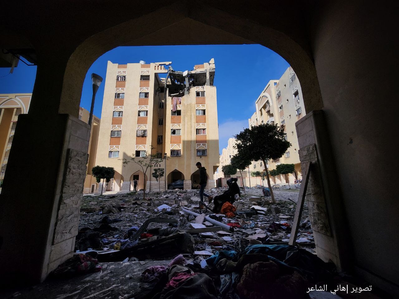 دمار كبير يخلفه القصف الإسرائيلي على شقة سكنية في مدينة حمد القطرية بخانيونس 2322.jpg