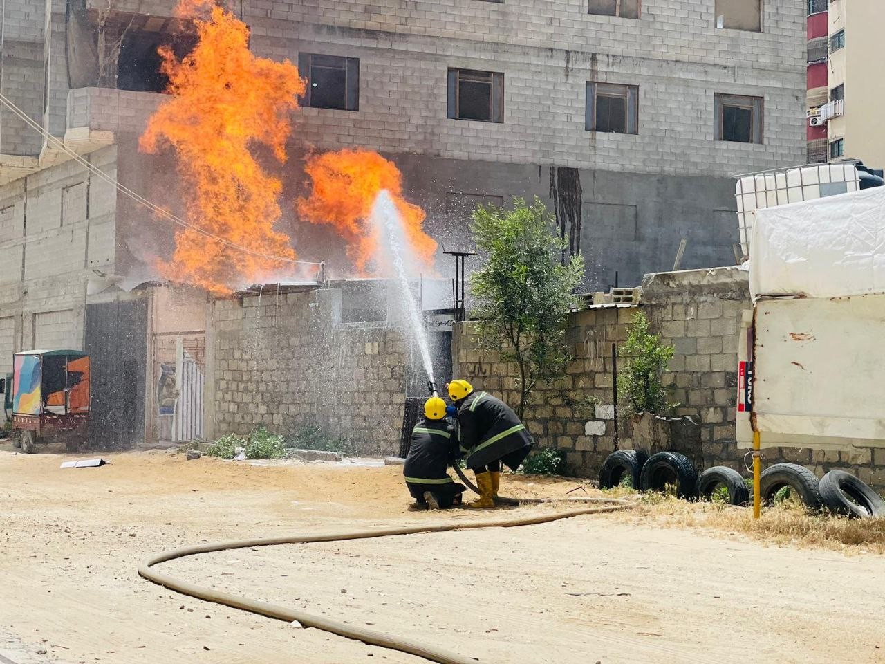طقم الإطفاء بمديرية الدفاع المدني تتمكن من السيطرة على حريق نشب في نقطة عشوائية لتعبئة الغاز بين المنازل السكنية قرب شارع الصناعة بمدينة غزة  6.jpg