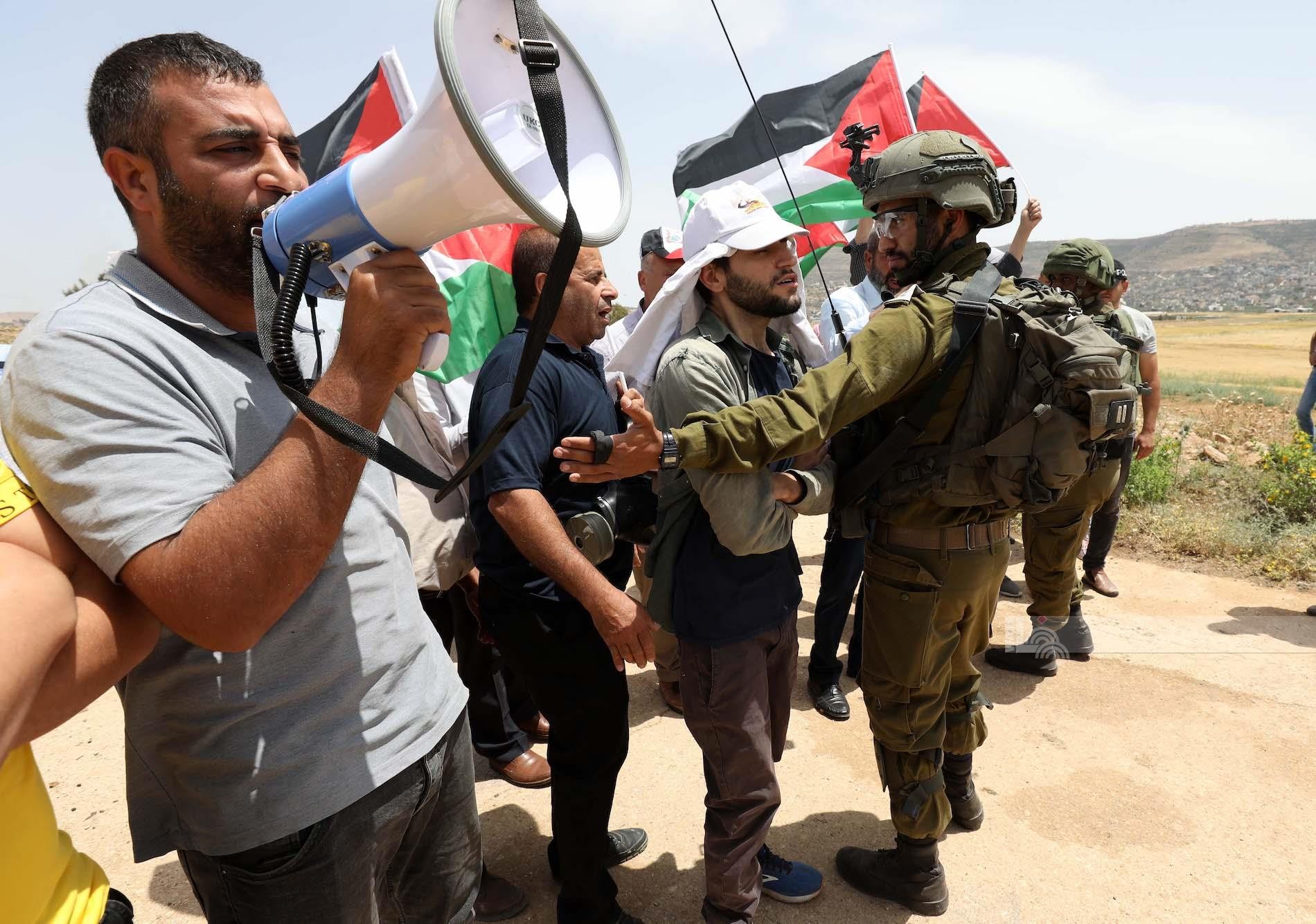مواجهات بين الشبان وقوات الاحتلال خلال مسيرة بيت دجن الأسبوعية المناهضة للاستيطان.jpg