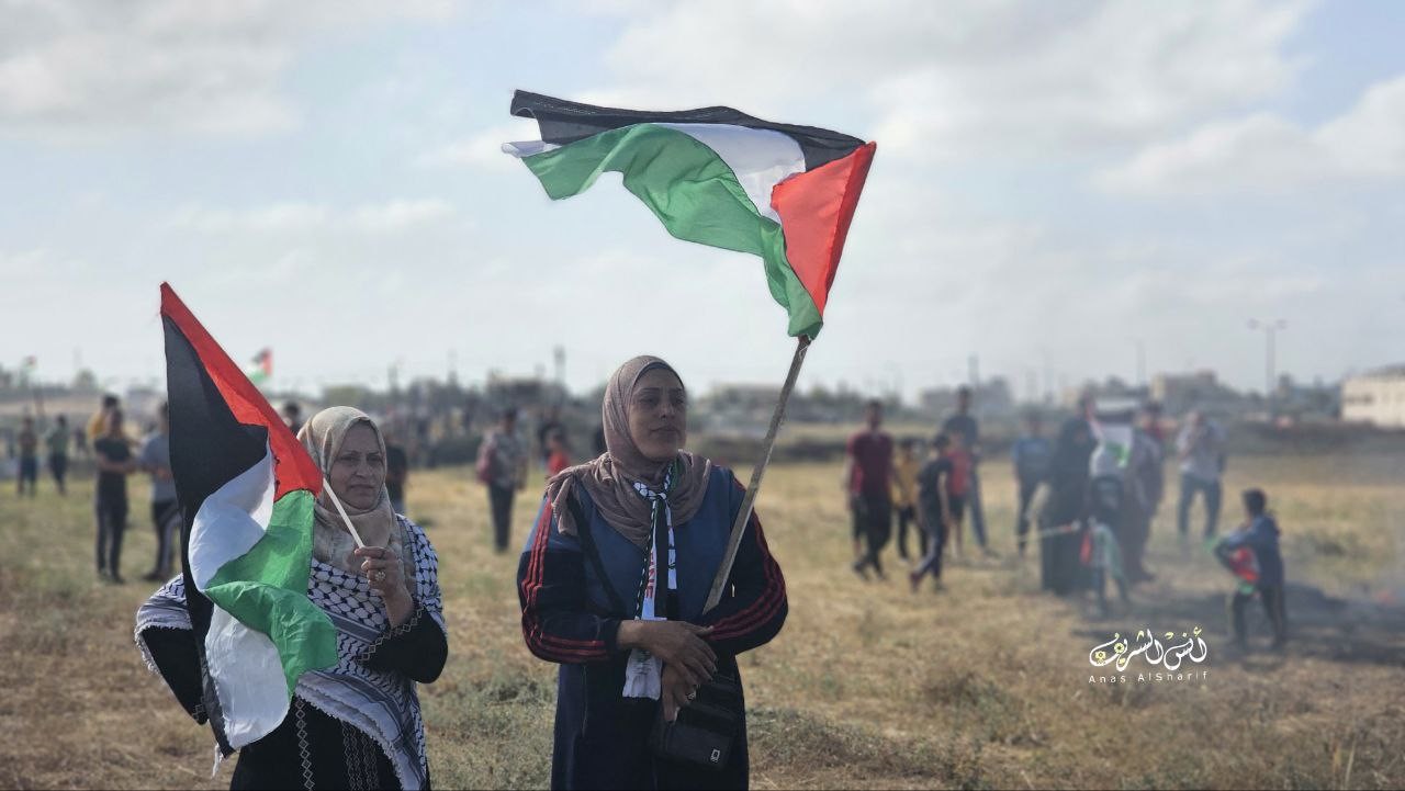 متظاهرون فلسطينيون يشعلون الإطارات المطاطية على الحدود الشرقية لقطاع غزة - تصوير (أنس الشريف) 1.jpg