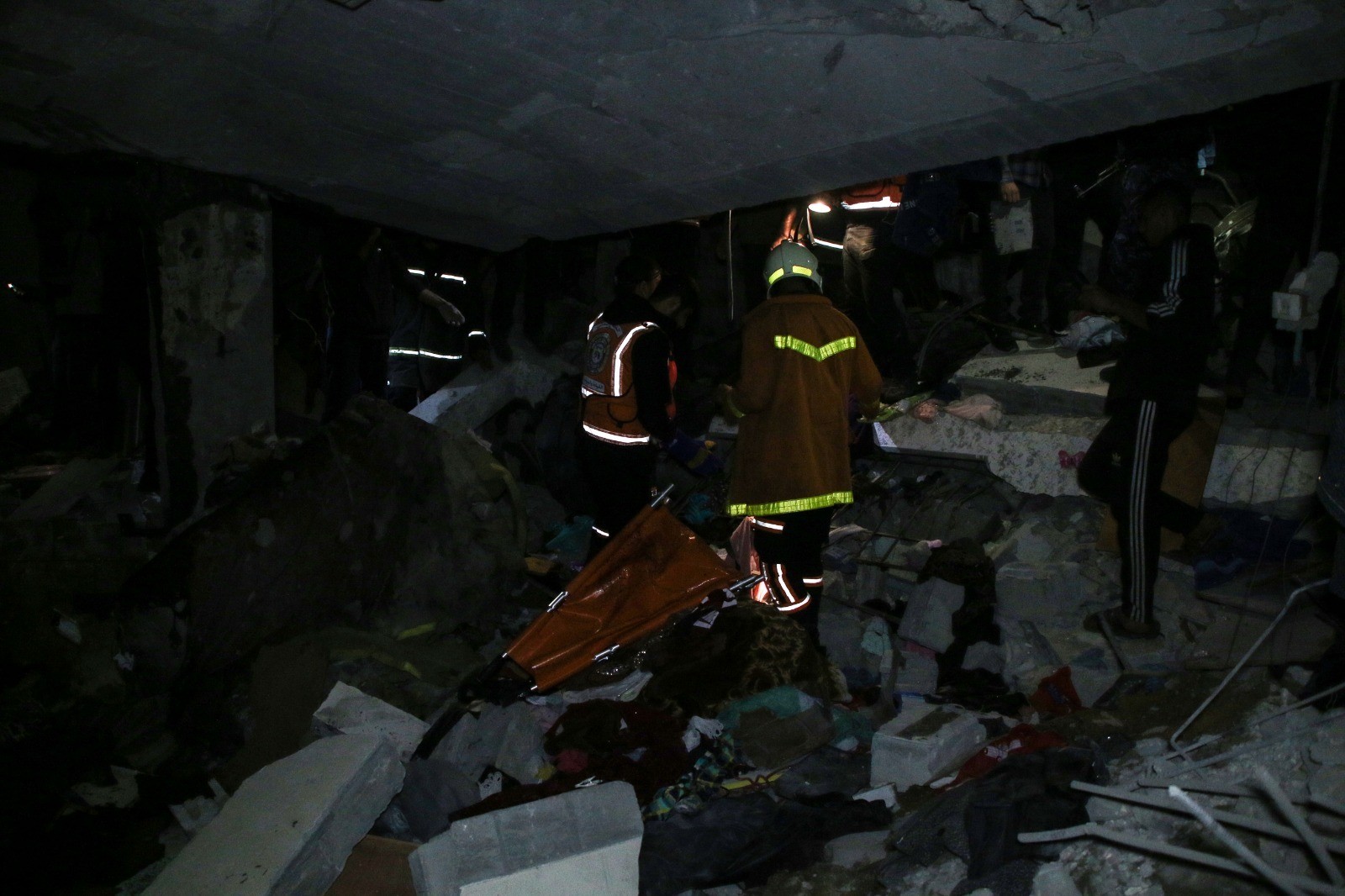 صور من عمل أطقم الدفاع المدني بقطاع غزة 76.jpg