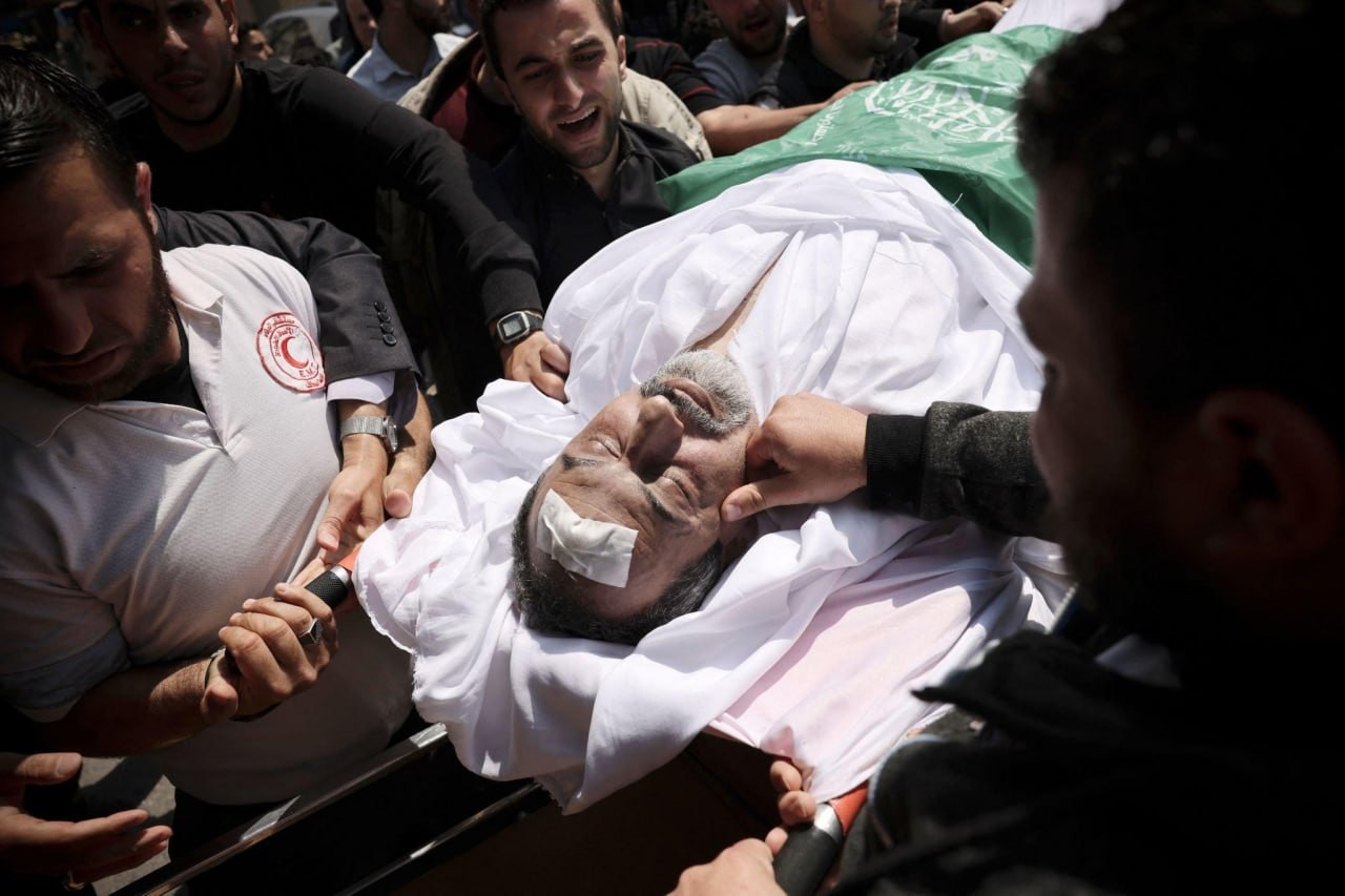 تشييع الدكتور جمال خصوان وزوجته ونجله البكر يوسف، والذين ارتقوا خلال قصف إسرائيلي في غزة 1.jpg