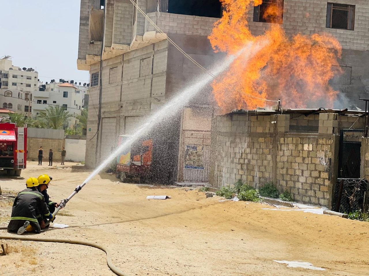 طقم الإطفاء بمديرية الدفاع المدني تتمكن من السيطرة على حريق نشب في نقطة عشوائية لتعبئة الغاز بين المنازل السكنية قرب شارع الصناعة بمدينة غزة  66.jpg