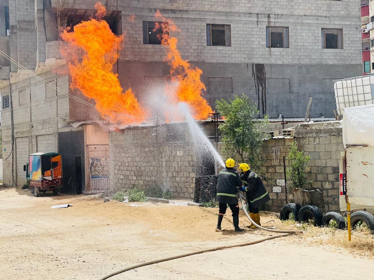 طقم الإطفاء بمديرية الدفاع المدني تتمكن من السيطرة على حريق نشب في نقطة عشوائية لتعبئة الغاز بين المنازل السكنية قرب شارع الصناعة بمدينة غزة.jpg