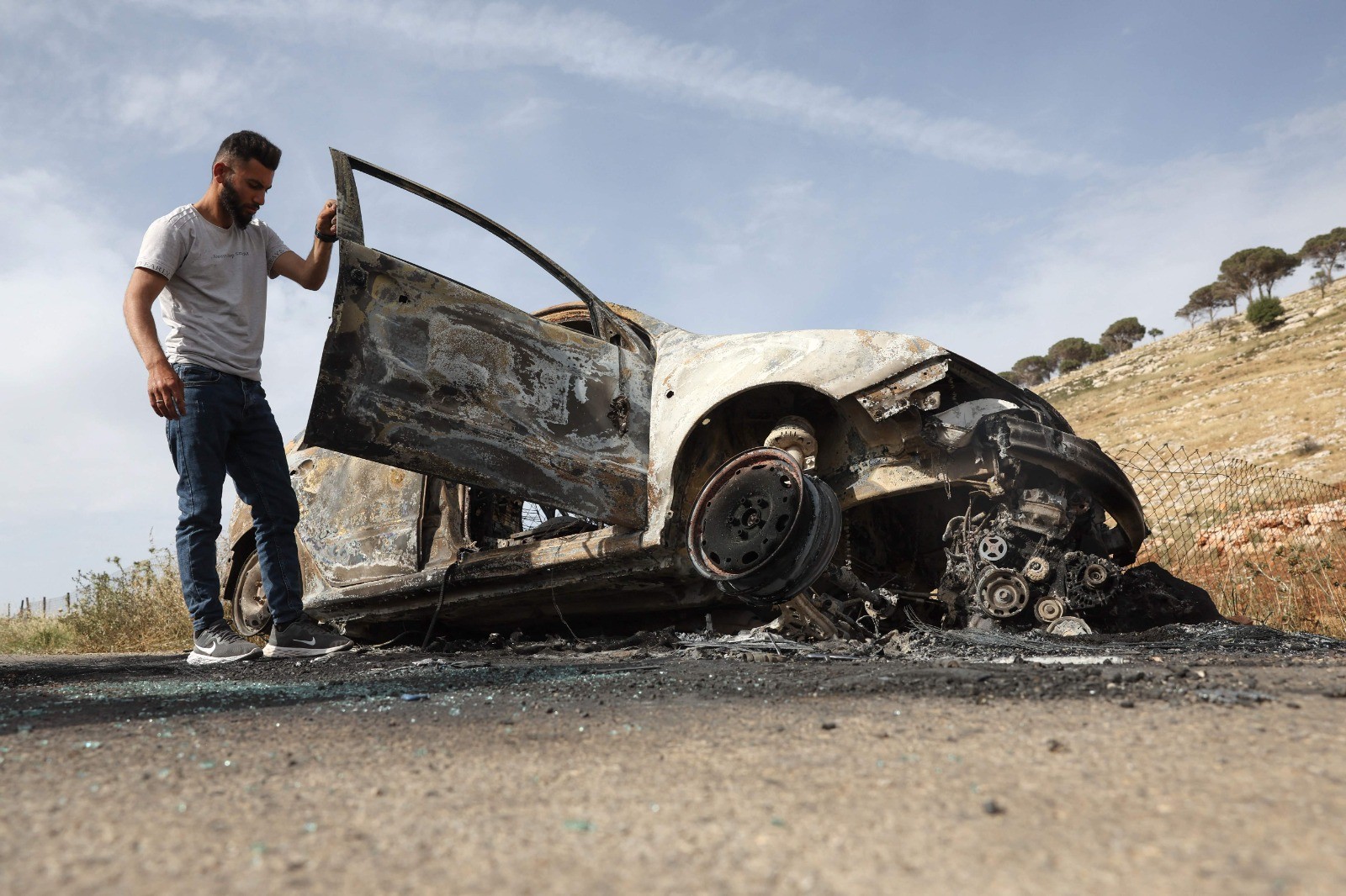 مستوطنون يحرقون مركبات وممتلكات المواطنين في قرية المغير شرق رام الله .. تصوير (الفرنسية).jpg