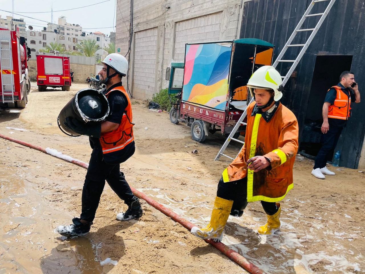 طقم الإطفاء بمديرية الدفاع المدني تتمكن من السيطرة على حريق نشب في نقطة عشوائية لتعبئة الغاز بين المنازل السكنية قرب شارع الصناعة بمدينة غزة  22.jpg