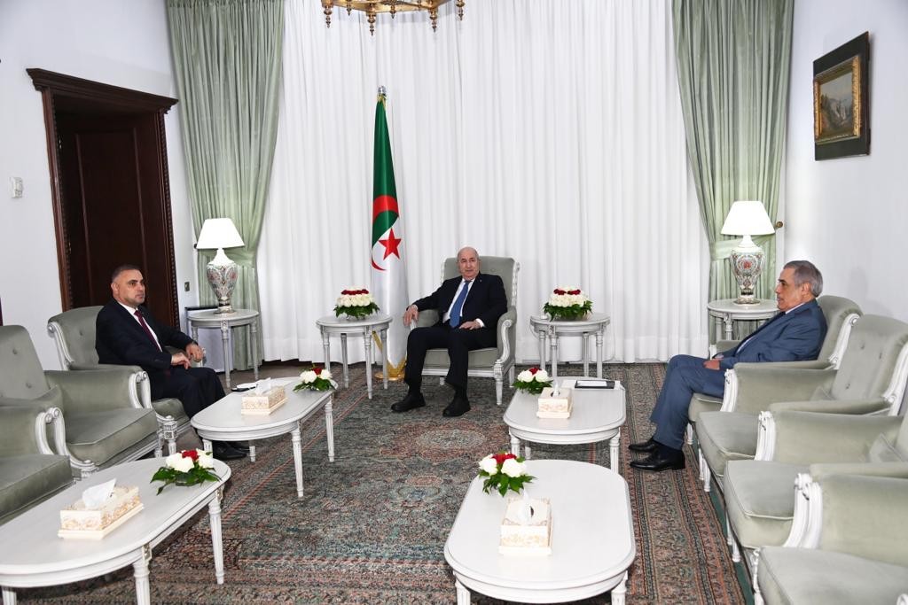 السفير أبو عيطة يسلم رسالة خطية من الرئيس إلى نظيره الجزائري.jpeg