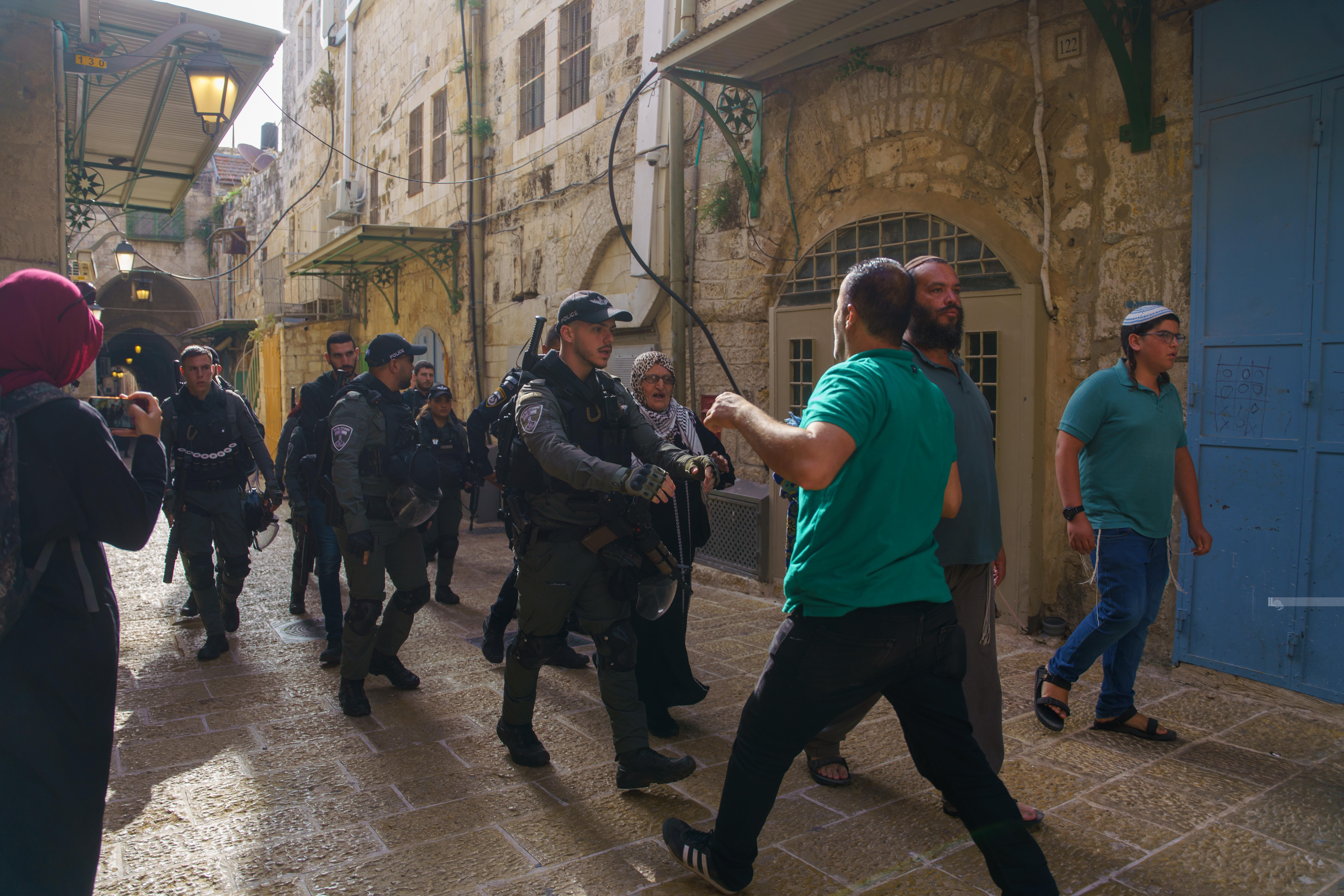 قوات الاحتلال تعتدي على المرابطين في باب السلسلة 4.jpg