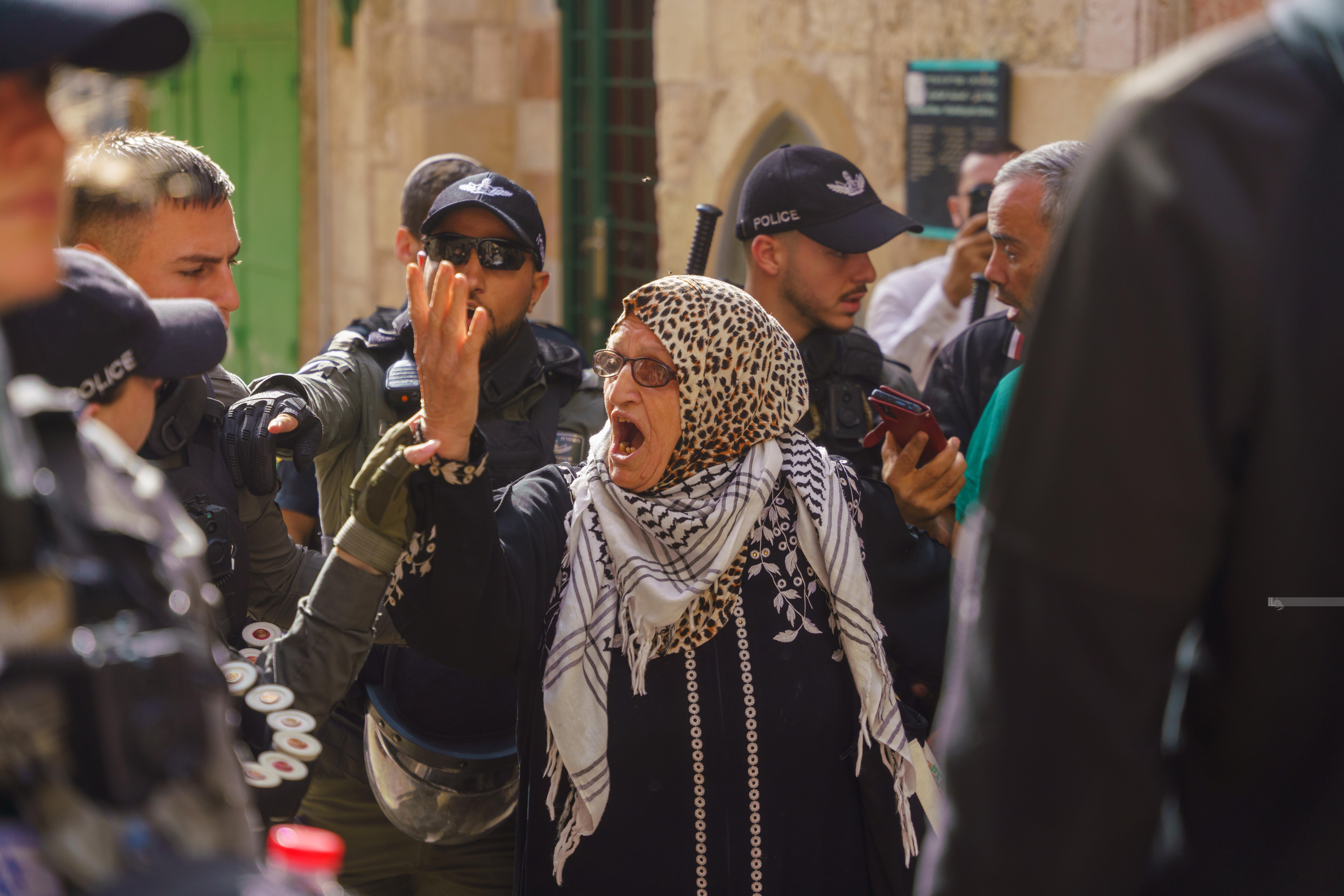 قوات الاحتلال تعتدي على المرابطين في باب السلسلة.jpg