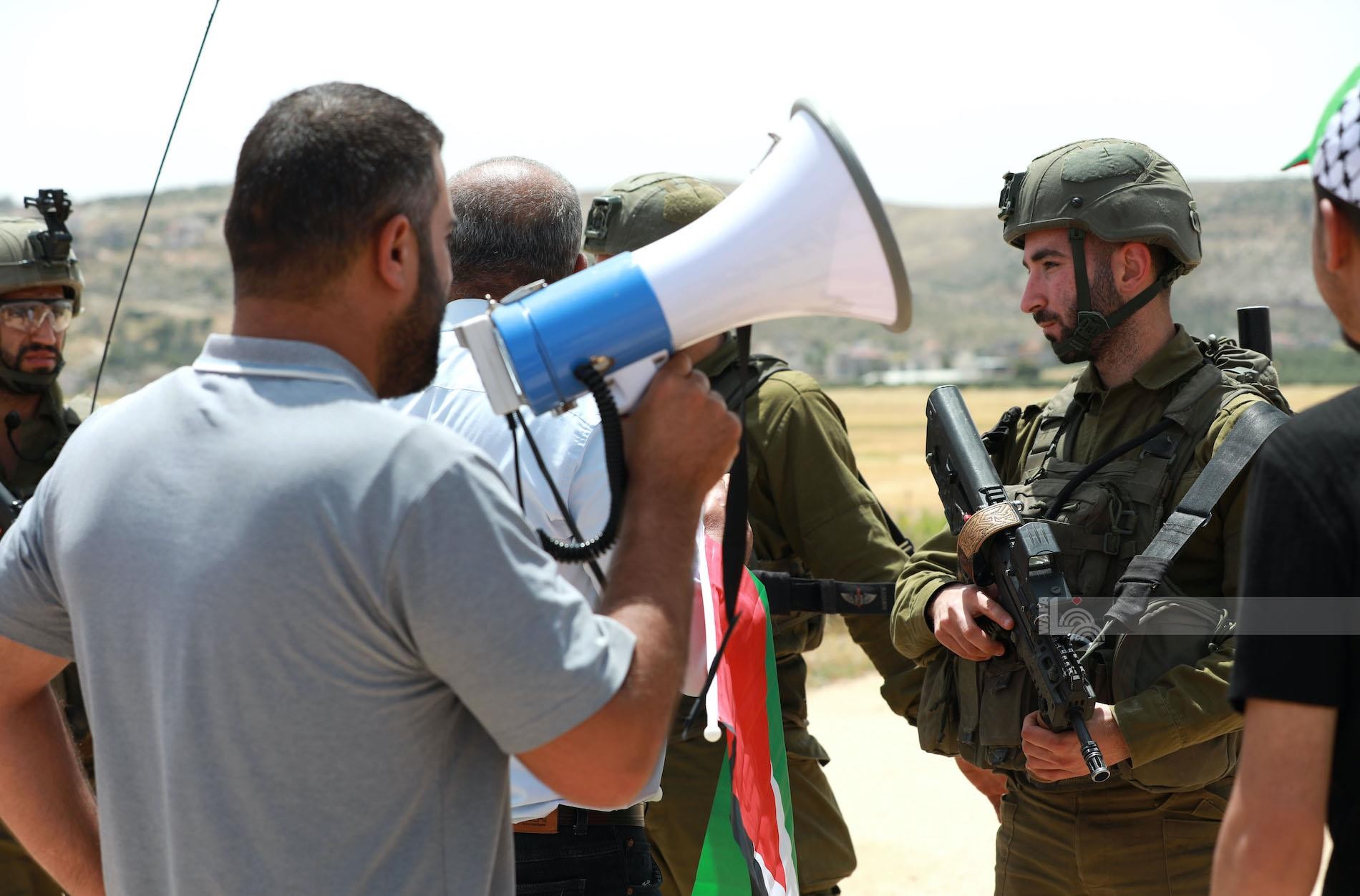 مواجهات بين الشبان وقوات الاحتلال خلال مسيرة بيت دجن الأسبوعية المناهضة للاستيطان 11.jpg