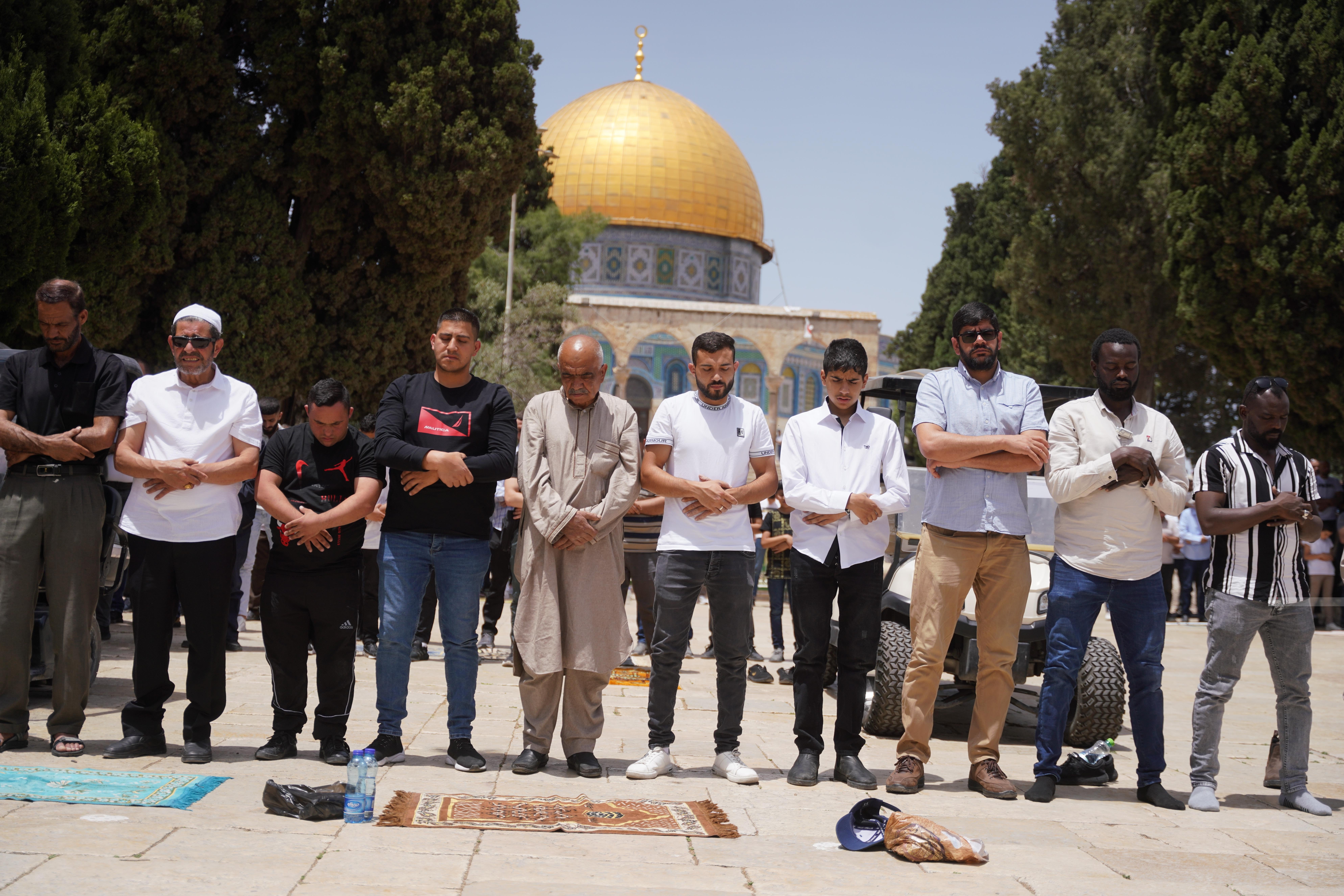 مواطنون يؤدون صلاة الجمعة في رحاب المسجد الأقصى المبارك (وفا) 754.jpg