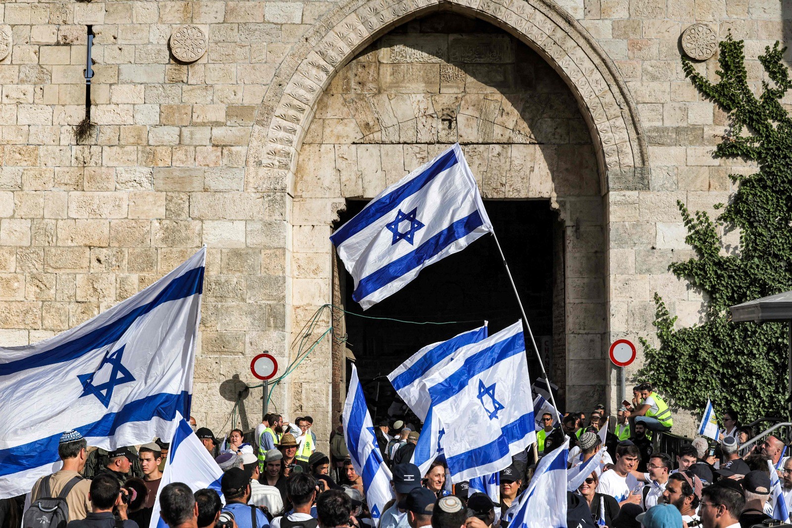 مسيرة الأعلام في القدس .. تصوير (الفرنسية) 1.jpg