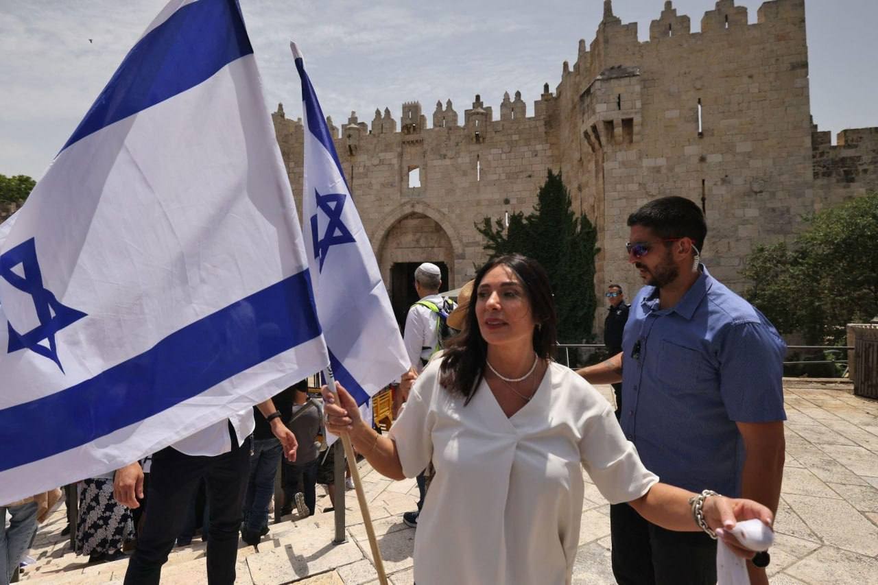 زيرة مواصلات الاحتلال ميري ريغيف ترفع علم الاحتلال أمام باب العامود في القدس 1.jpg