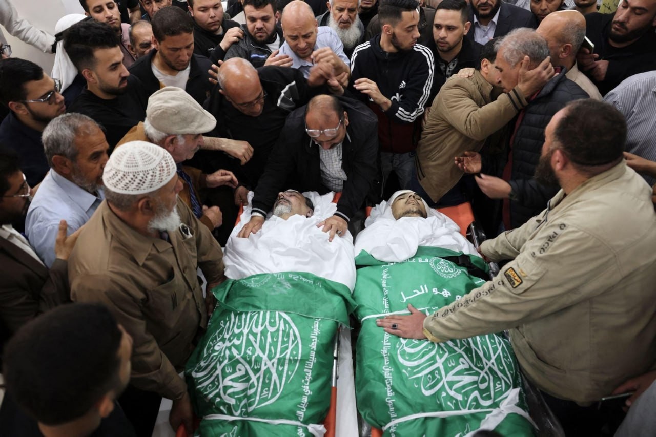 تشييع الدكتور جمال خصوان وزوجته ونجله البكر يوسف، والذين ارتقوا خلال قصف إسرائيلي في غزة 2.jpg