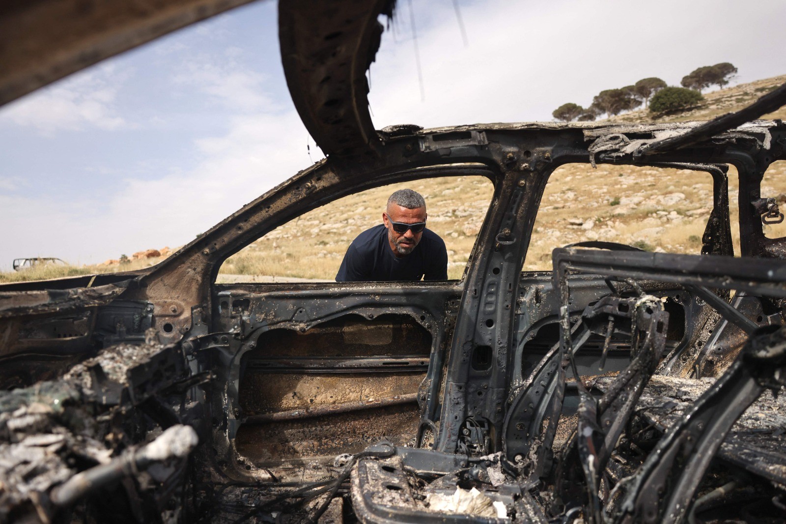 مستوطنون يحرقون مركبات وممتلكات المواطنين في قرية المغير شرق رام الله .. تصوير (الفرنسية) 2.jpg