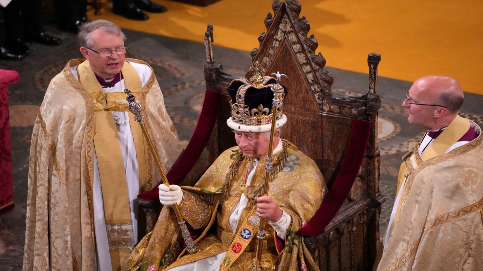 الملك تشارلز الثالث بعد تتويجه مع تاج سانت إدوارد من قبل رئيس أساقفة كانتربري جوستين.6 مايو 2023.(رويترز).jpeg