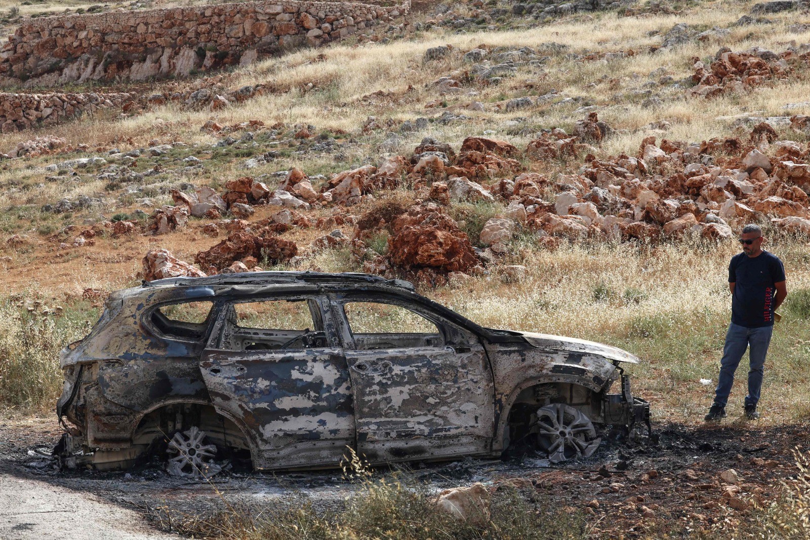 مستوطنون يحرقون مركبات وممتلكات المواطنين في قرية المغير شرق رام الله .. تصوير (الفرنسية) 884.jpg