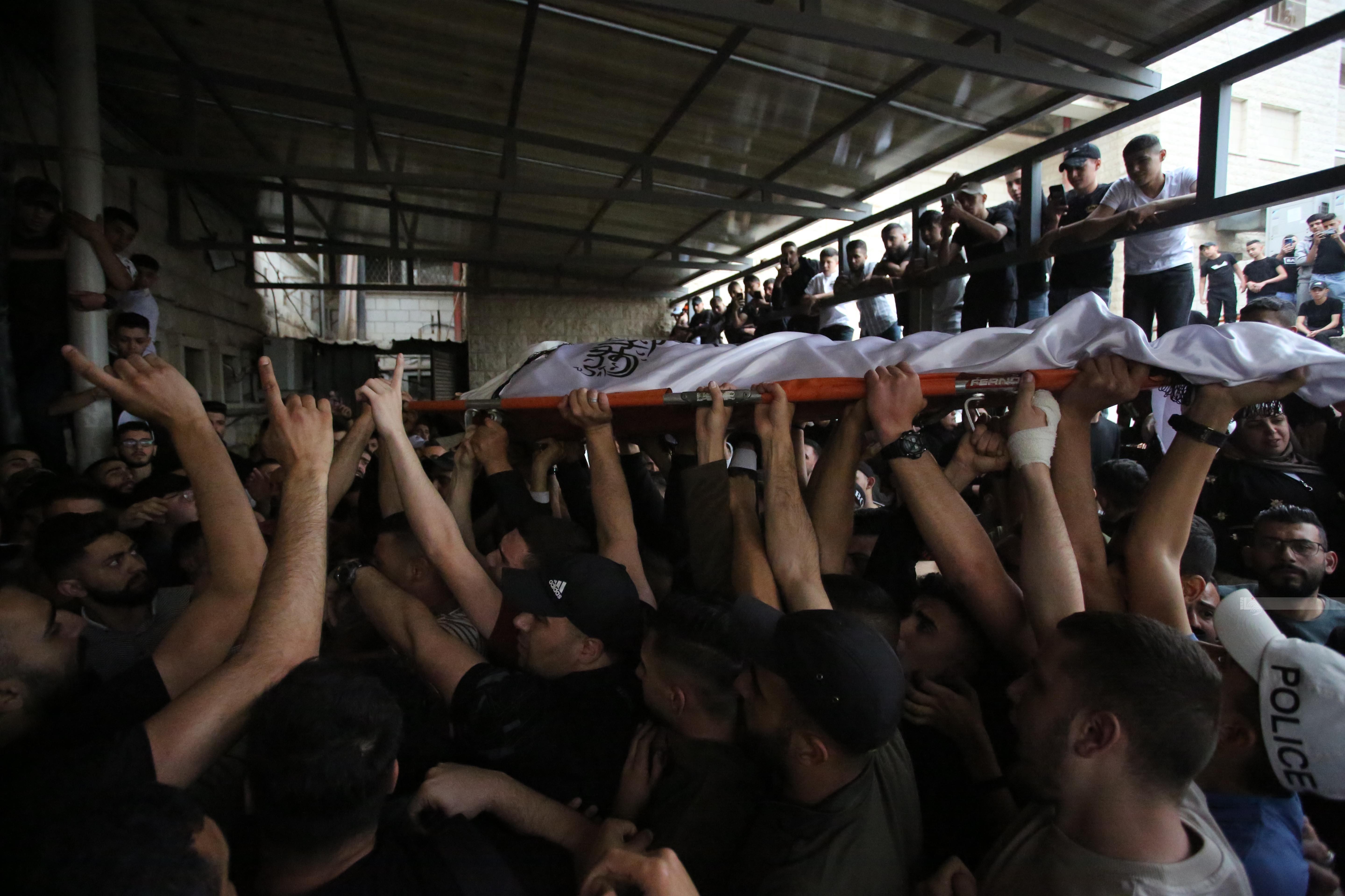 مواطنون ينقلون جثامين 3 شهداء الى مستشفى رفيديا بعد تسليمهم مساء اليوم، وكانت جثامينهم محتجزة لدى الاحتلال منذ استشهادهم في الثاني عشر من شهر اذار الماضي. 9.jpg
